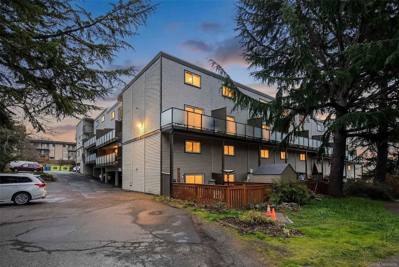 991 Cloverdale Ave #207 photo 1