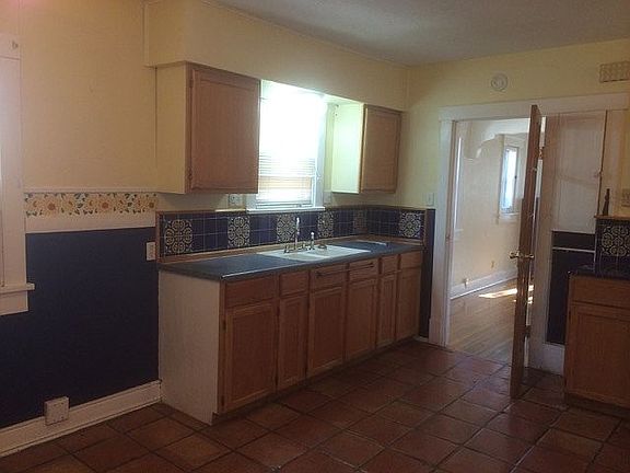 3rd image of 215 Wellesley Dr NE