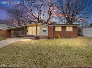 13340 Woodvale St, Oak Park, MI 48237