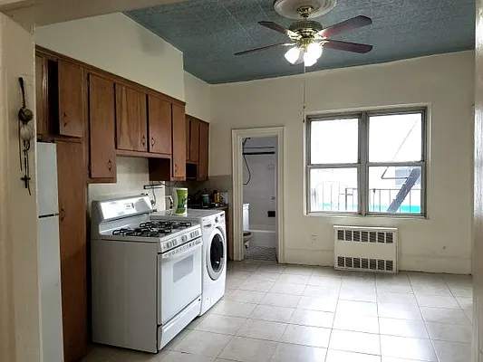 Rented by MCR Realty | media 4