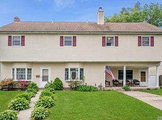 19 Poppy Ln, Levittown, NY 11756