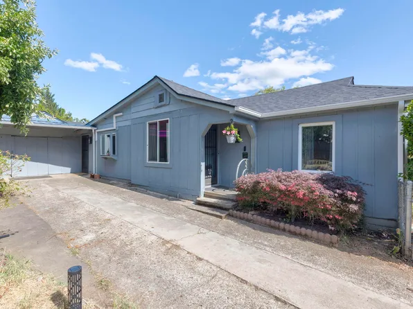 723 NE 12th St, Grants Pass, OR 97526