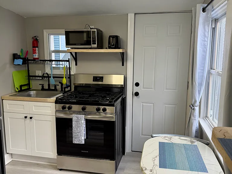 122 Franklin Ave #A — Photo 16