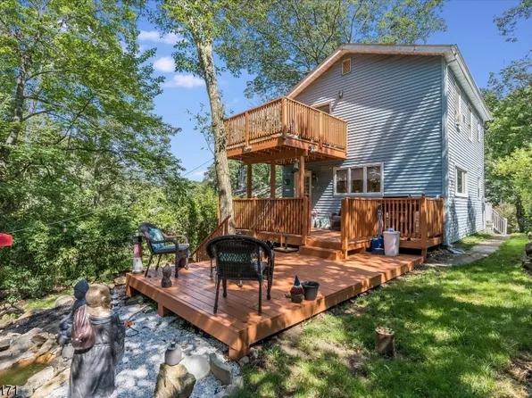 16 Larson Trl, Hopatcong Boro, NJ 07843