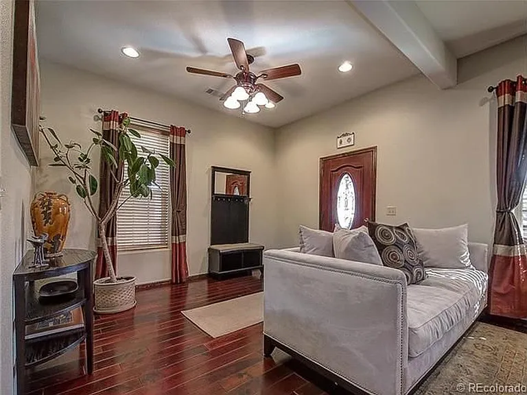 Large entryway w/10 ft. ceilings.