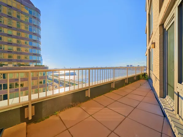 160 Riverside Boulevard image 1 of 19