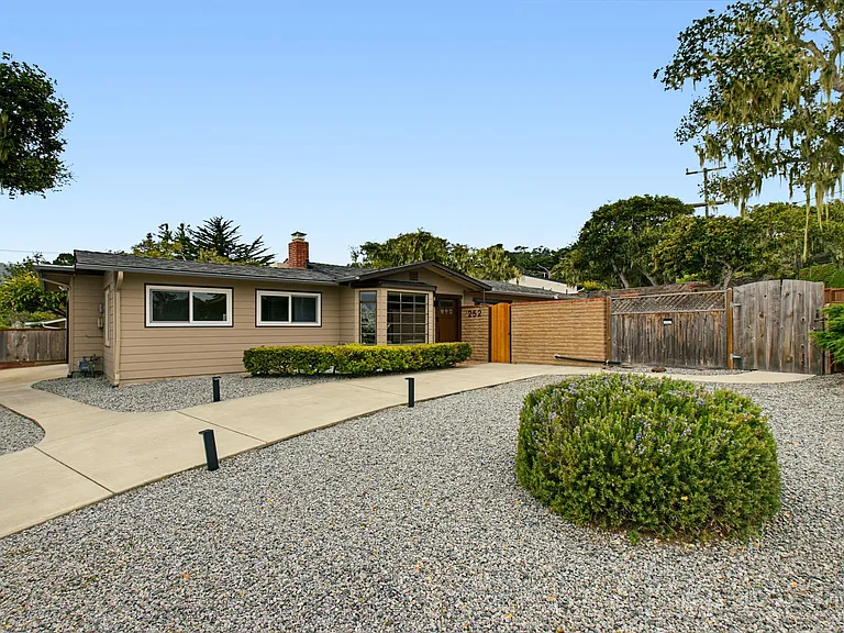 Spacious front driveway and entrance