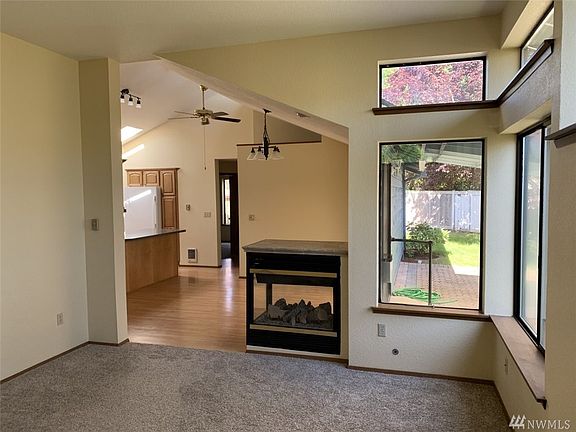 4th image of 7636 Colony Ct NE