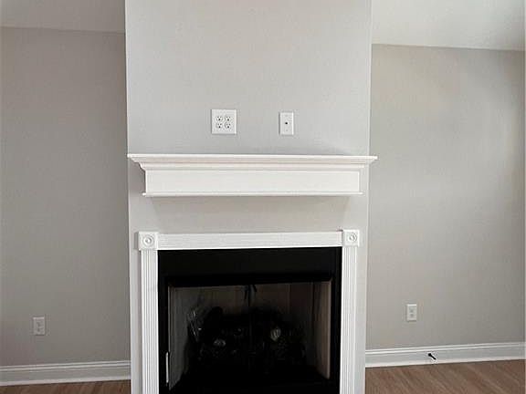 5th image of 213 Glenn St