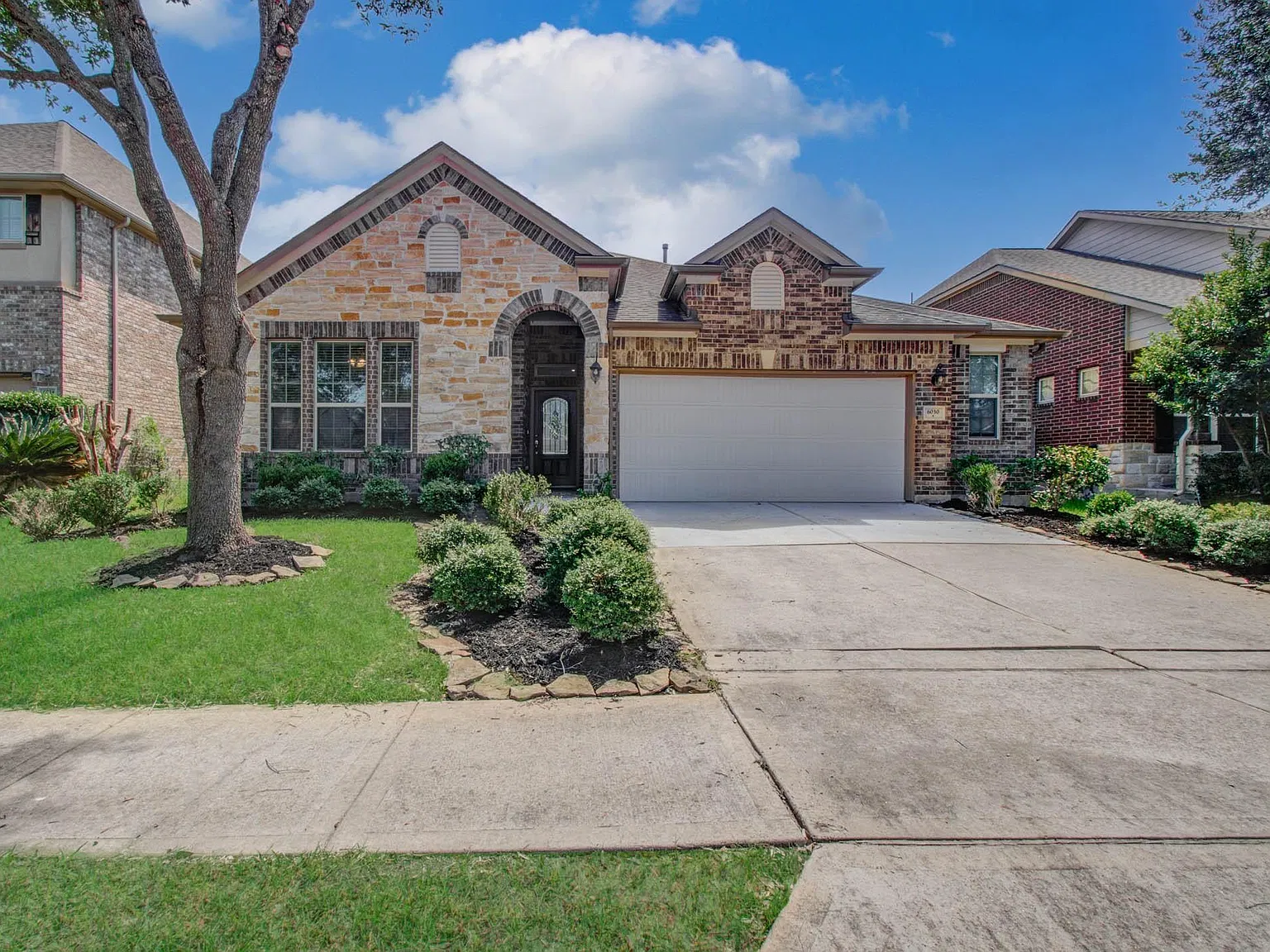 3 bed, 3.0 bath, 2827 sqft, $2,650 — Photo 2