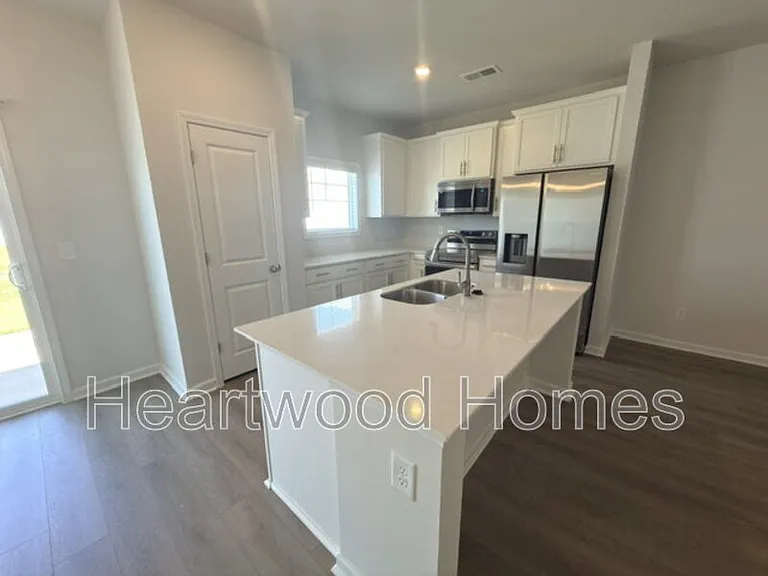 121 Bartlett Dr — Photo 1