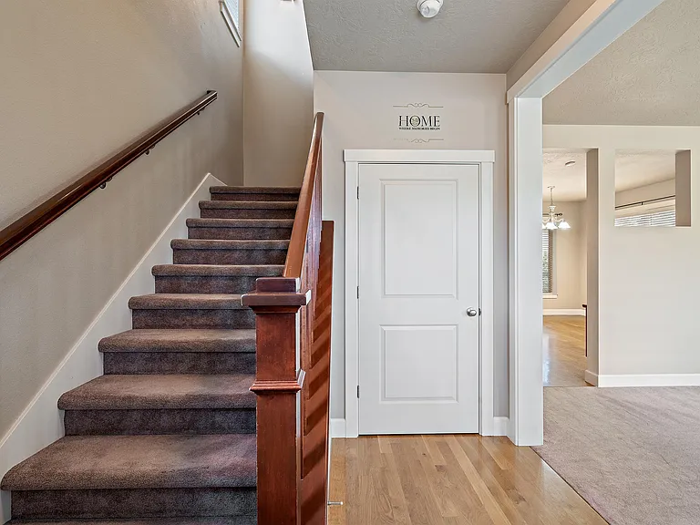 470 W Peck St — Photo 2