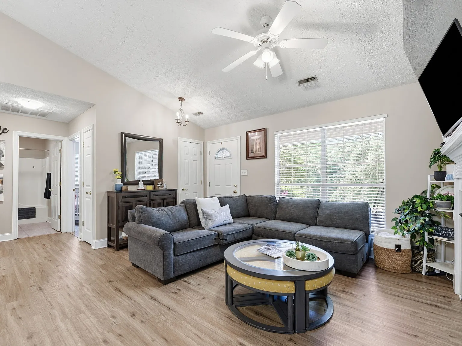 3 bed, 1435 sqft, $2,250 — Photo 4