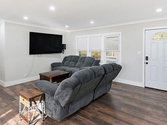 5th image of 121 Ripley Ave