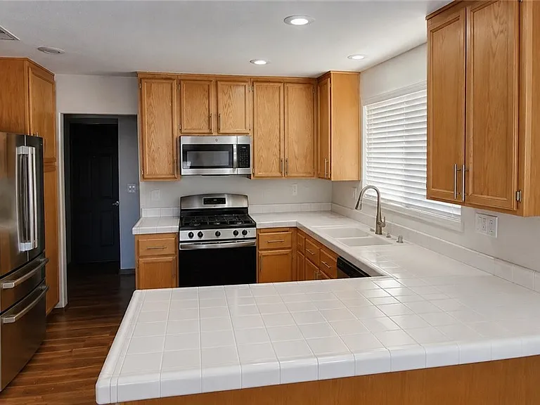1830 Box Springs Ave — Photo 5