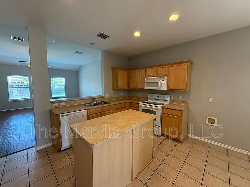 4 bed, 2.5 bath, 2601 sqft, $2,125 — Photo 3