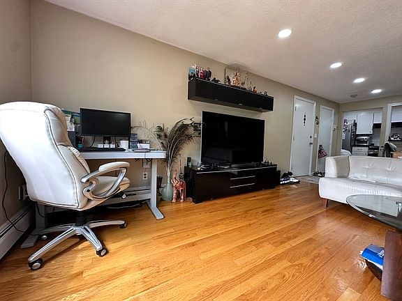3rd image of 5 Hallmark Gdns APT 6