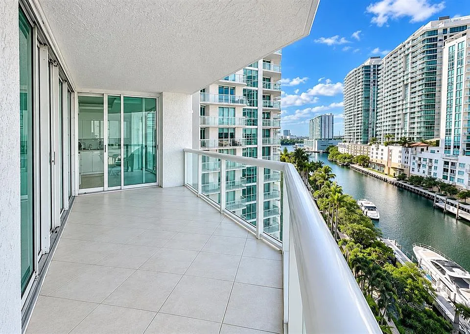 16500 Collins Ave #956