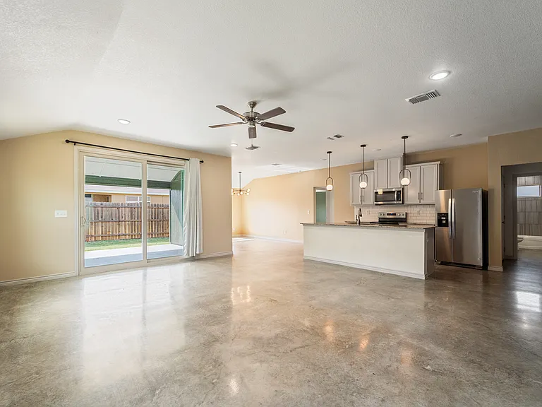 742 Freedom Cir — Photo 4