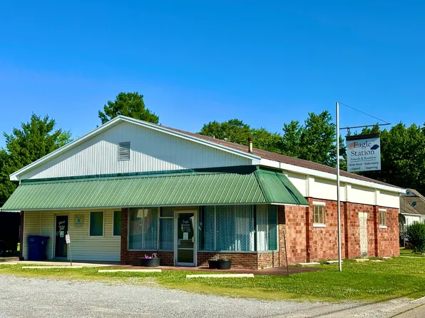 551 E 2nd St, Flora, IL 62839