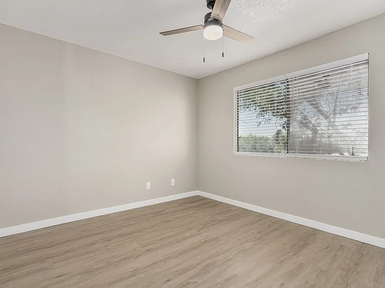 736 S Farmer Ave — Photo 15