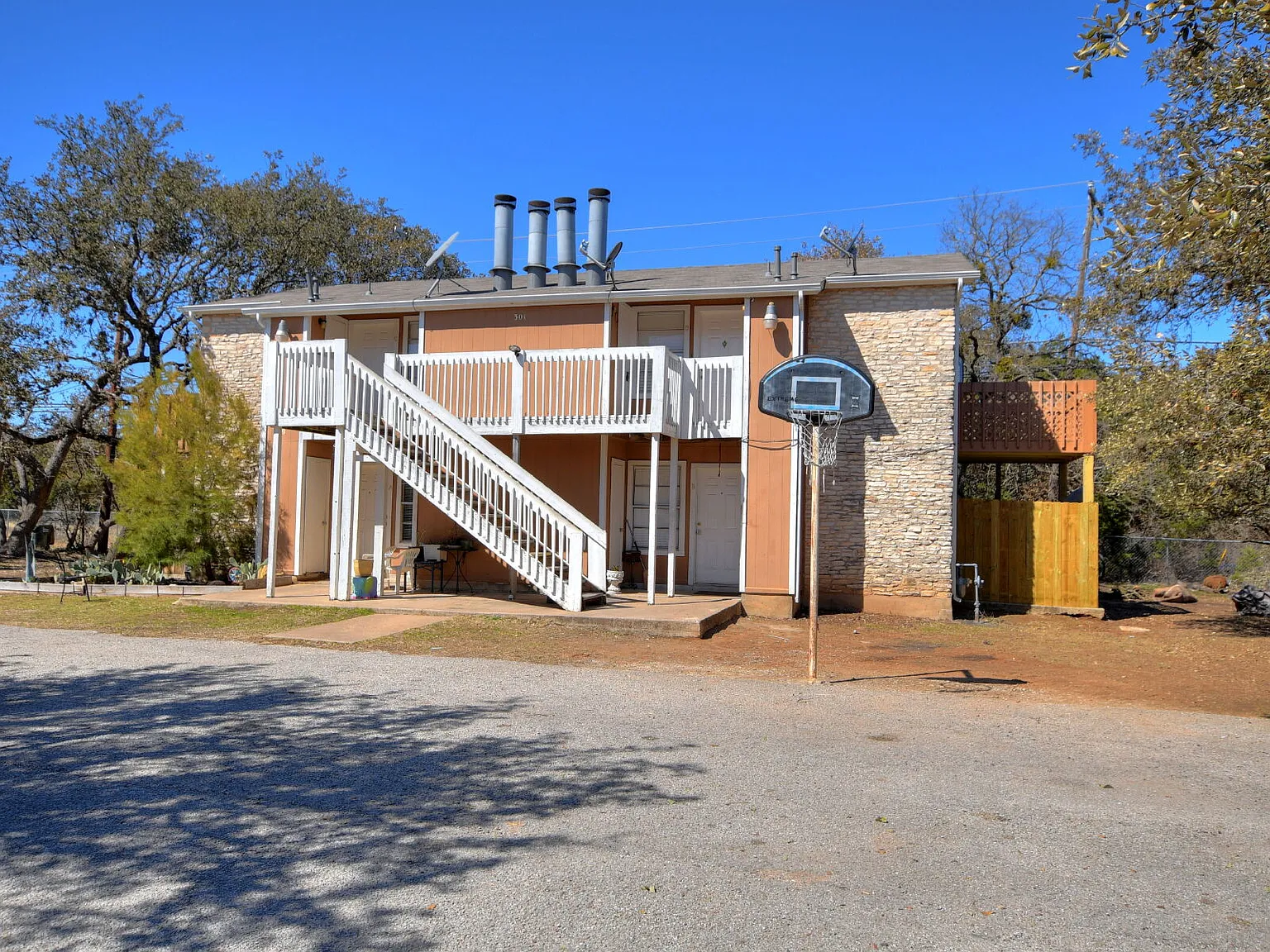 2 bed, 1.0 bath, 768 sqft, $1,075 — Photo 1
