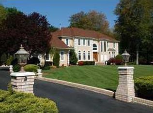 7 Ivy Ln, Manalapan, NJ