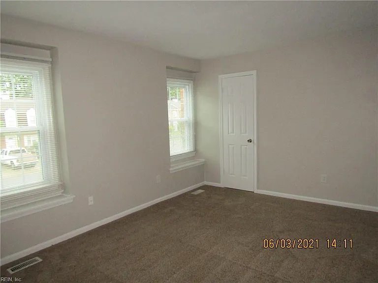 17 Colonial Way — Photo 14