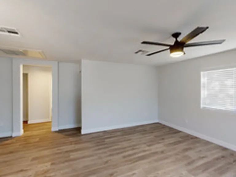 906 E Roma Ave — Photo 13