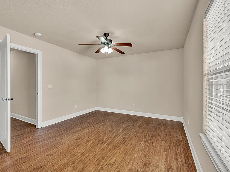 605 NW 17th Ct — Photo 3