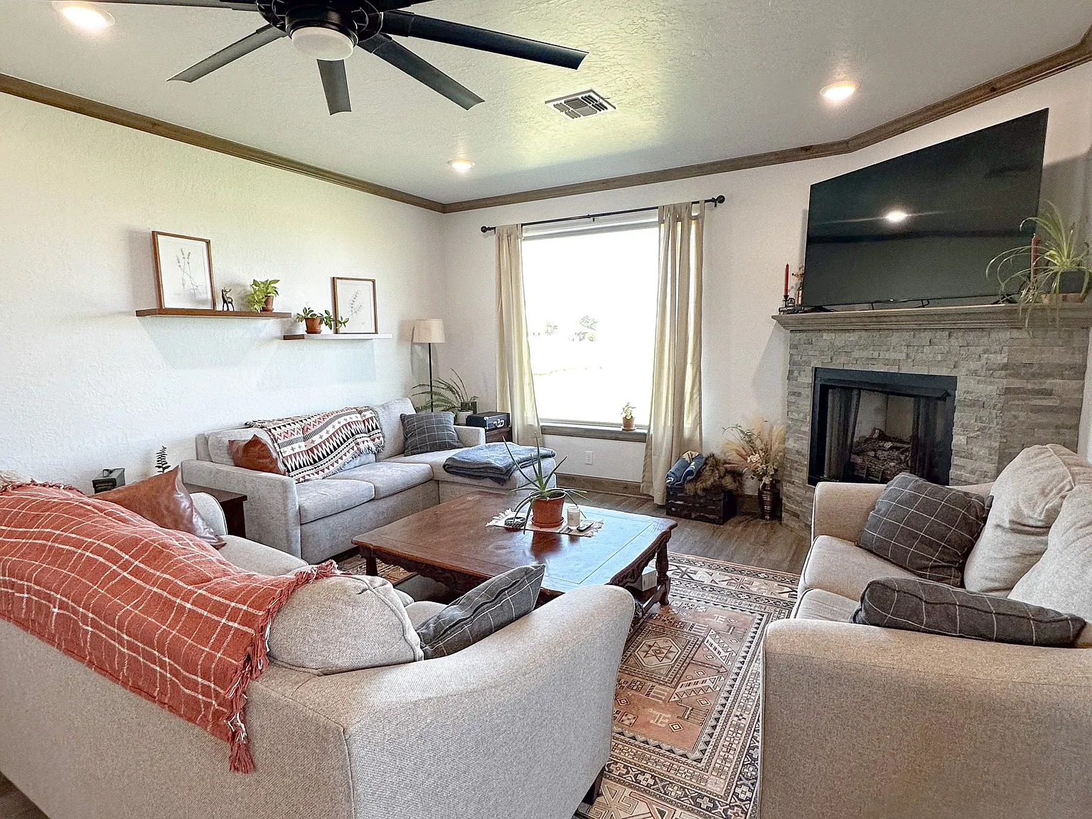 4 bed, 2400 sqft, $2,650 — Photo 4