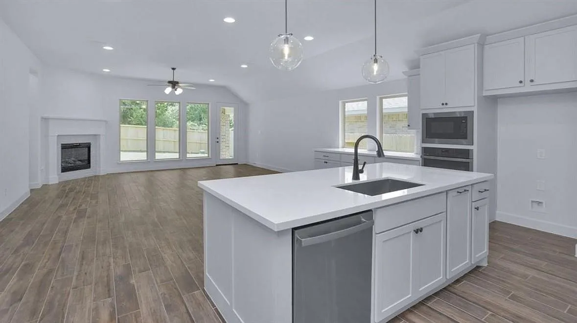 4 bed, 3.0 bath, 2500 sqft, $3,300 — Photo 3