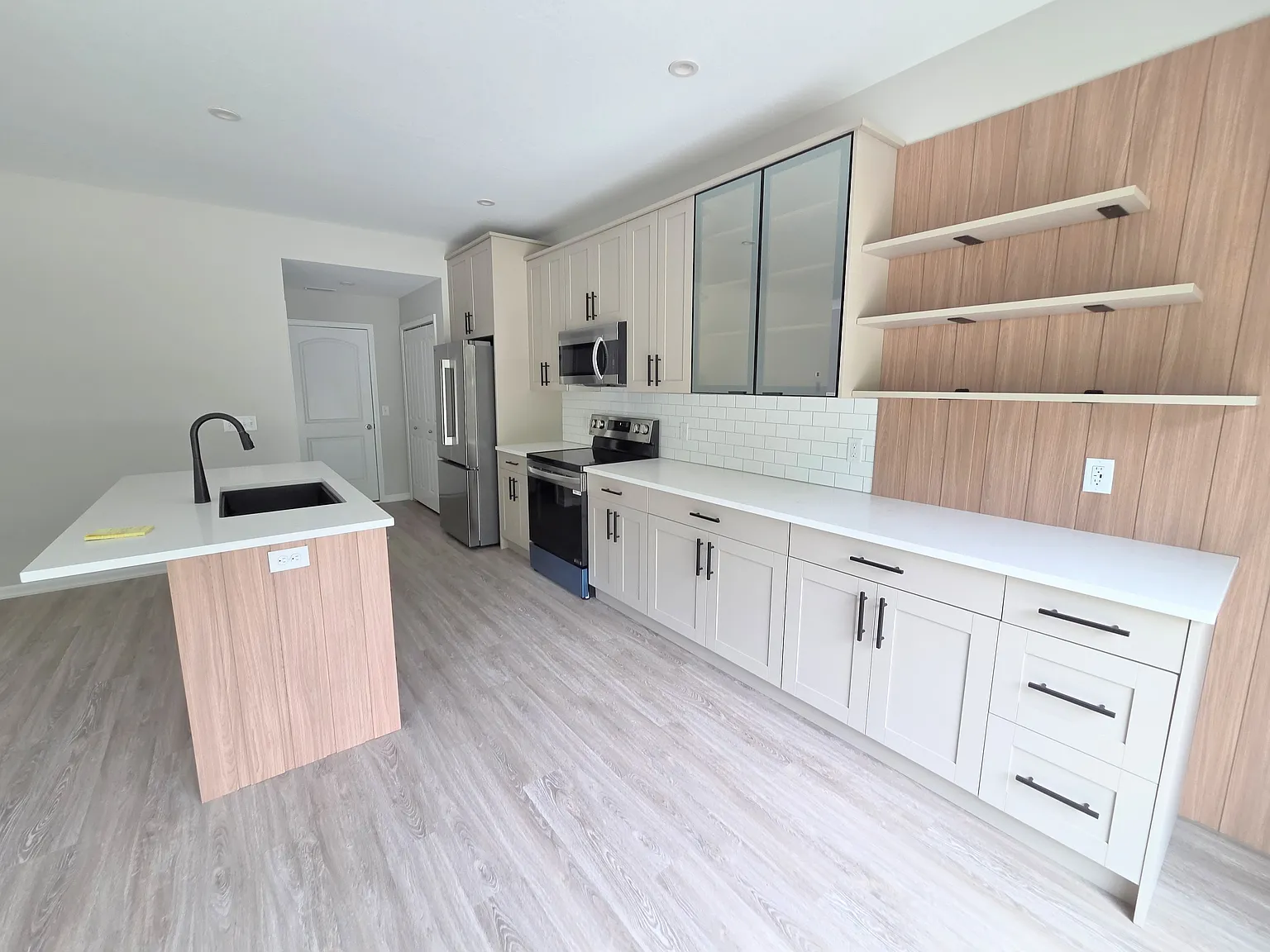 3 bed, 2.5 bath, 1832 sqft, $1,895 — Photo 4