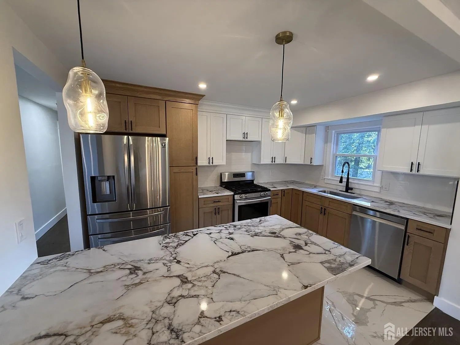4 bed, 1.5 bath, $4,650 — Photo 2