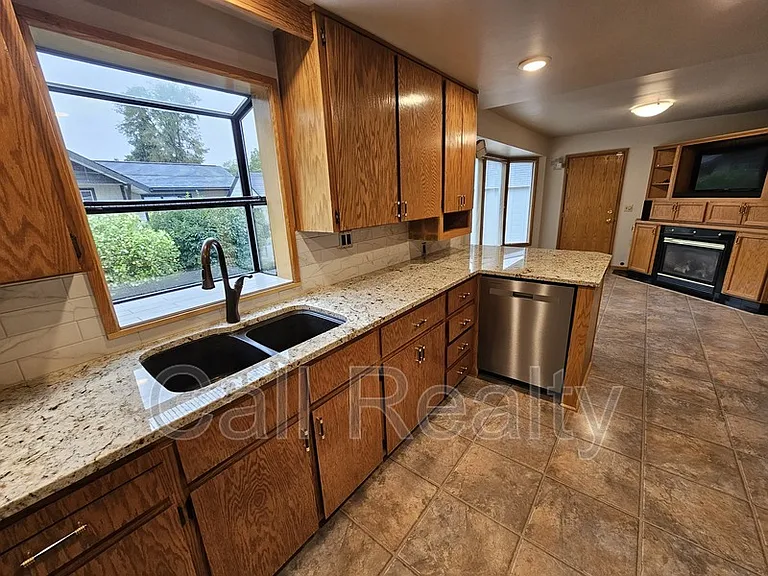 10401 E Valleyway Ave — Photo 4