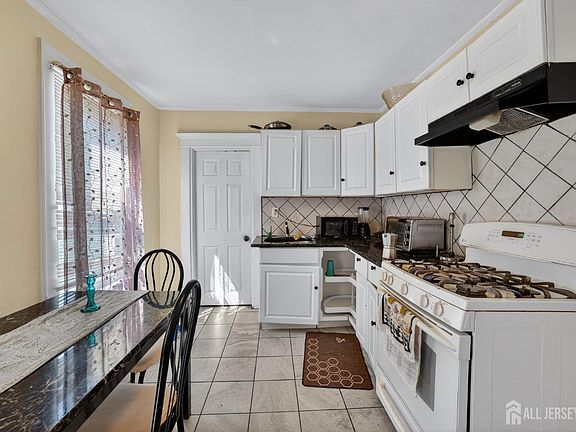 4th image of 361 Prospect St