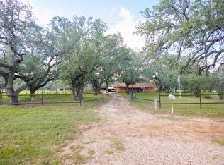 1698 W FM 2200, Devine, TX 78016