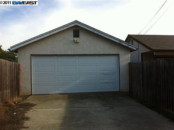 Detached garage
