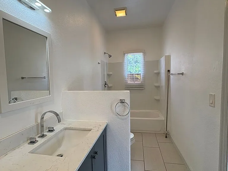 1000 Redondo Ave — Photo 13