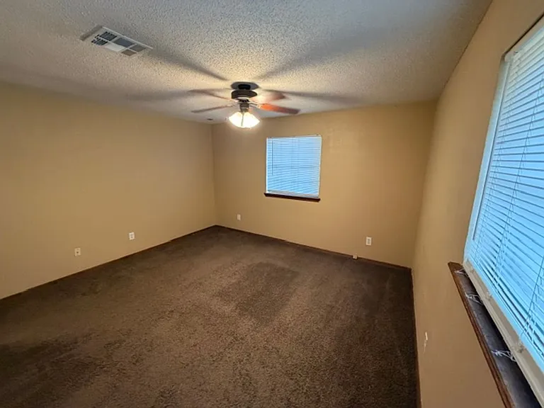 1918 Oakhill Dr — Photo 14