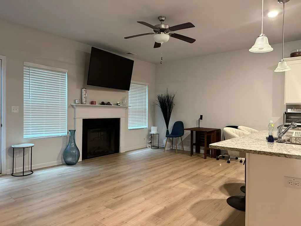 3 bed, 2.5 bath, 1600 sqft, $2,070 — Photo 2