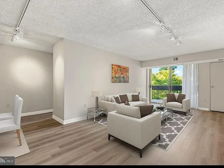 5300 Holmes Run Pkwy #319 — Photo 3