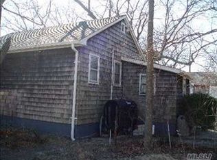 18 Pine St, Hampton Bays, NY 11946