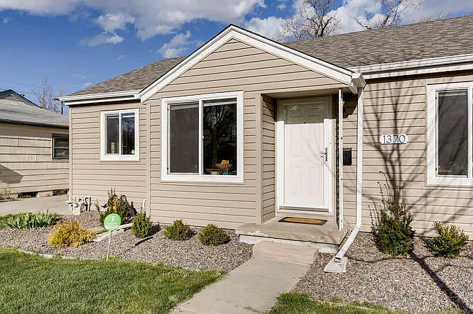 1370 Xanthia St - - — Photo 4