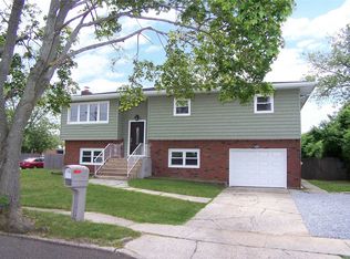 351 Robbins St, Lindenhurst, NY 11757
