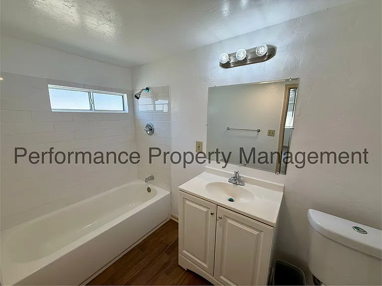 Woodrow Ave 720 — Photo 14