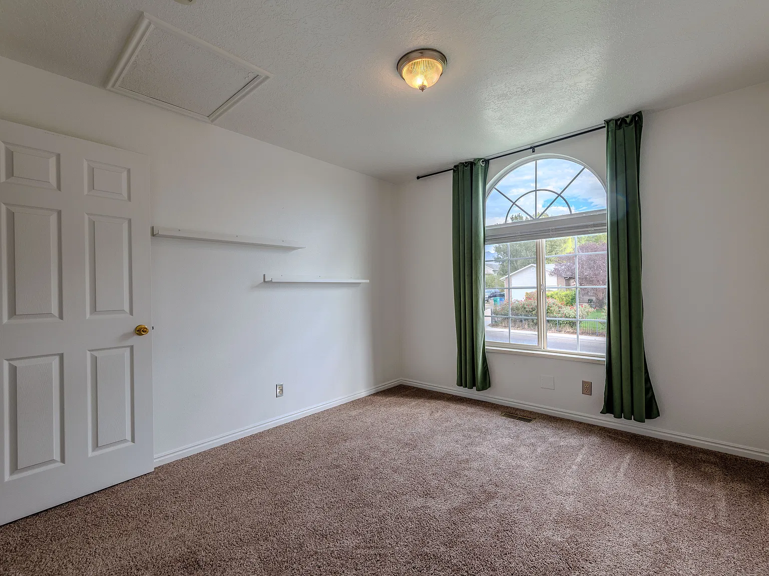 4 bed, 2.5 bath, 2300 sqft, $2,350 — Photo 4