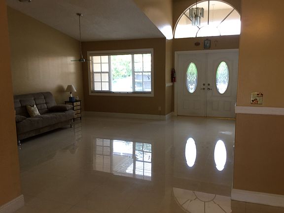 entrance / living room 