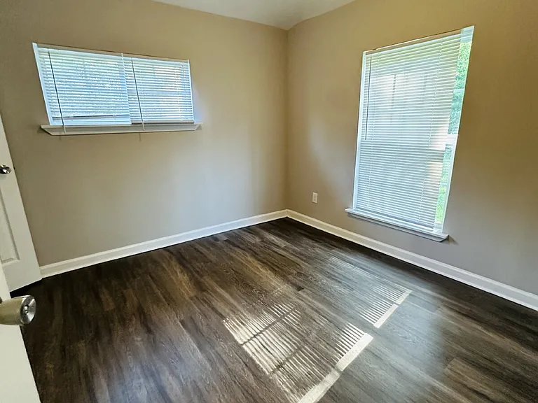 252 N Hollywood St — Photo 4