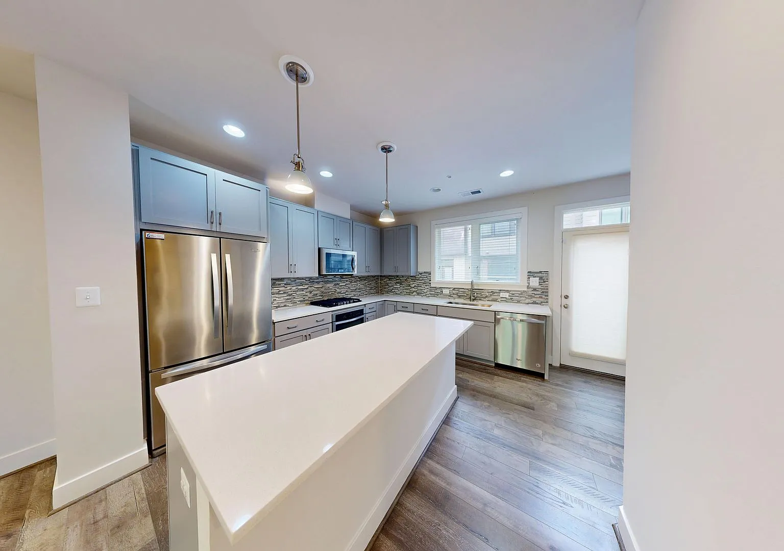 Fabulous 4-Level TH! 4Bed/3.5Bath with two car garage! — Photo 3
